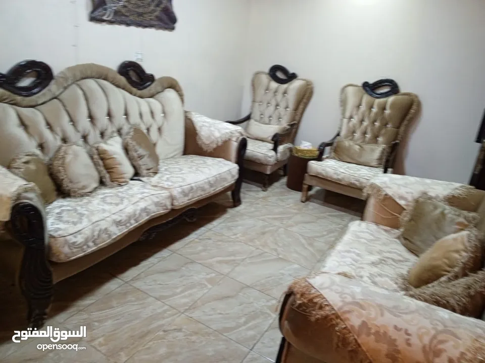 كنب صاله ابيض اللون تفصيل شبه غير مستعمل