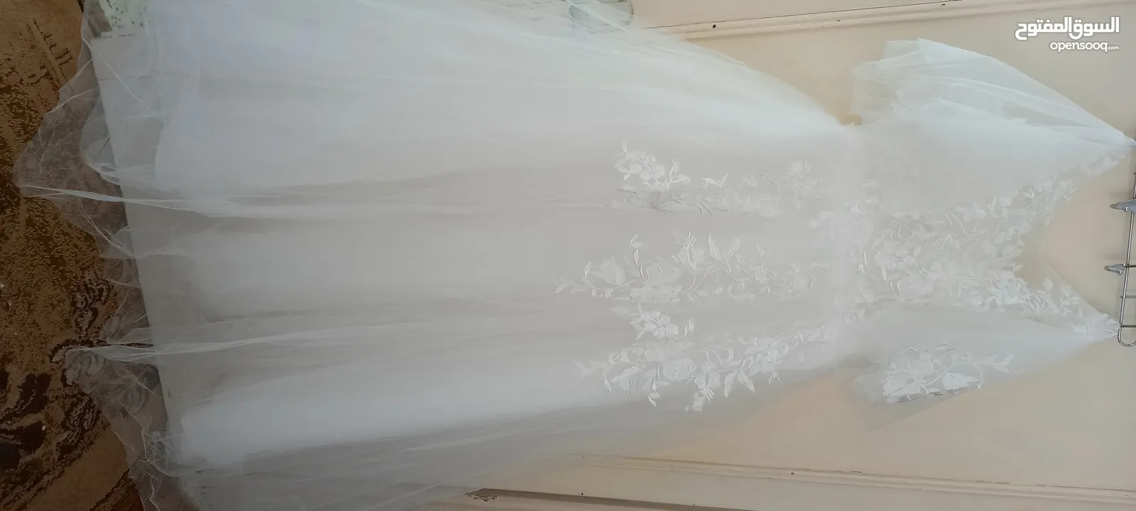 فستان زفاف بدون ستراس للبيع أو للإيجار