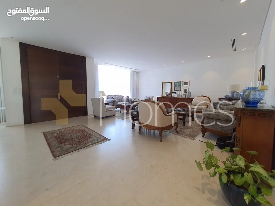 فيلا مع مسبح للبيع في طريق المطار بمساحة بناء 940م