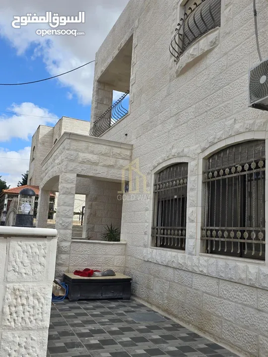 في موقع مميز في البنيات منزل فاخر للبيع من ثلاث طوابق بسعر مغري جدا / ref 9481