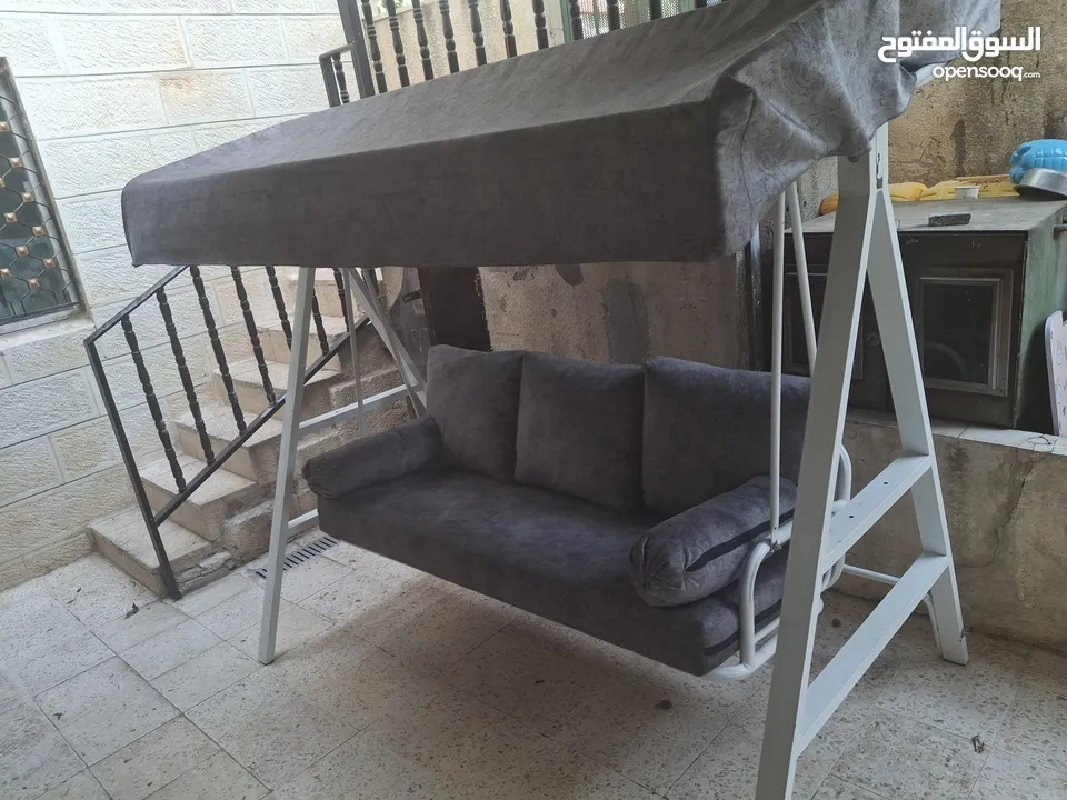 مرجوحة خارجية ثلاثية المقاعد – حالة ممتازة  مرجوحة حدائق ثلاثية المقاعد – بحالة ممتازة