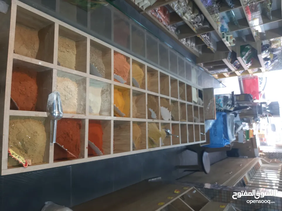 محمص للبيع بكامل عدته وديكوره وبضاعته البيع بداعي السفر المحمص يعمل بشكل جيد وقابل للتطوير والتوسيعو