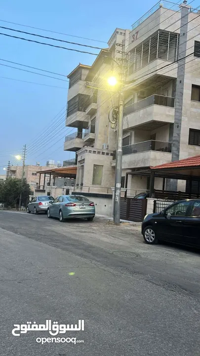 بيت للبيع طابق ارضي3غرف نوم و3حمامات ومطبخ وصلات جلوس اضفتن تارس خارجي+ مدخلي خارج وداخلي تحفه فنيه