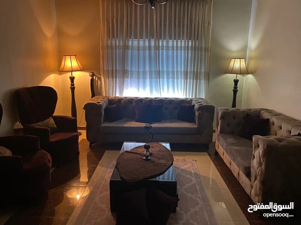 طقم كنب فاخر للبيع استعمال بسيط خشب زان ولاتيه ثقيل لايحتاج للصيانه