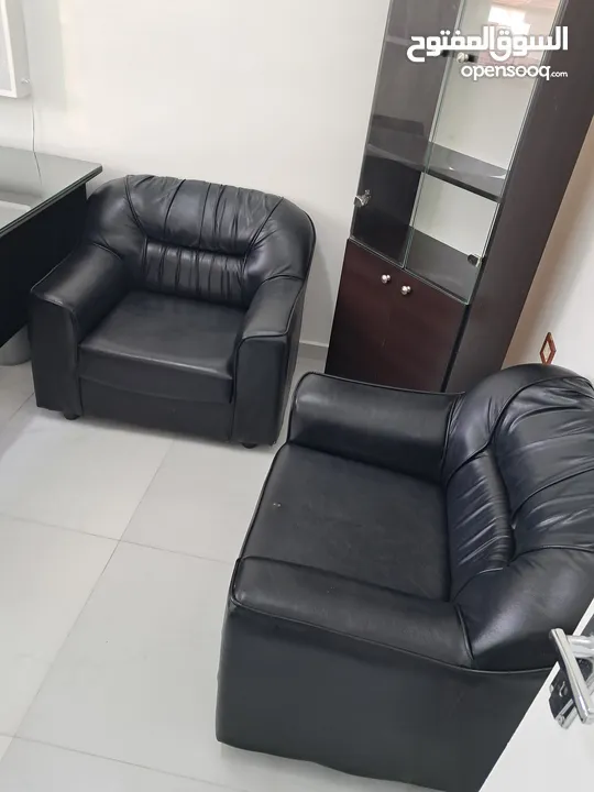 كنب جلد مكتبي عدد 2 للبيع بسعر مغري