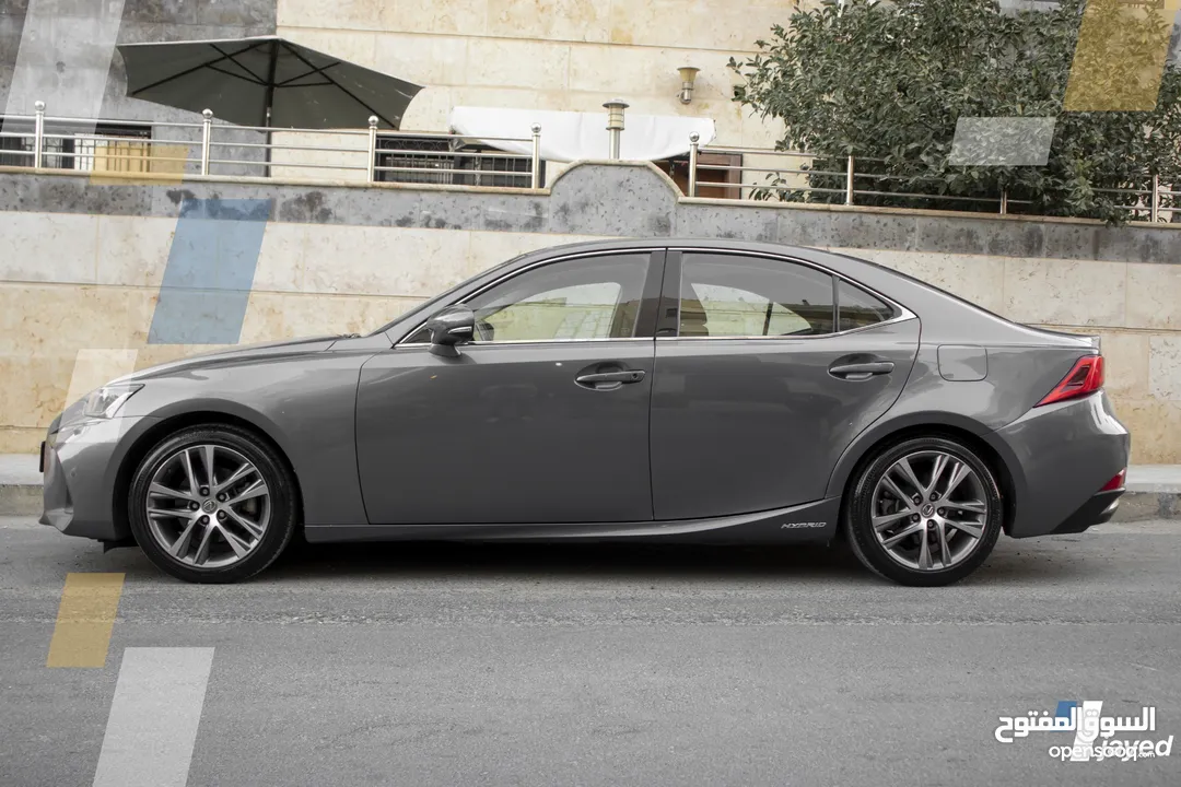 Lexus IS300H 2018 - للبيع
