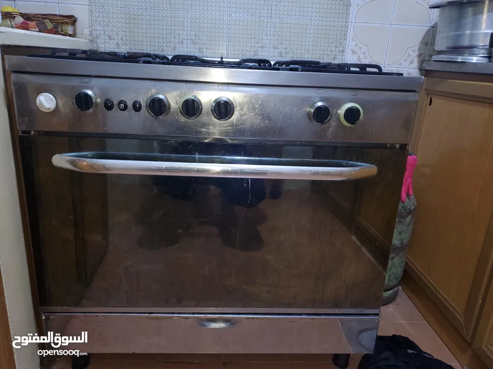 فرن غاز إيطالي بحاله ممتازه جدا الفرن بالصلاة على النبي تعال وافحص وشوف بعينك