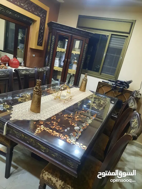 طاولة سفرة مع 8 كراسي ديكورات وخزانه ومرايه معها خزانه