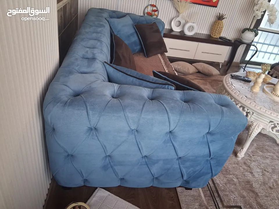 طقم كنبايات مميز مع طاولات فاخرة باللون البيج