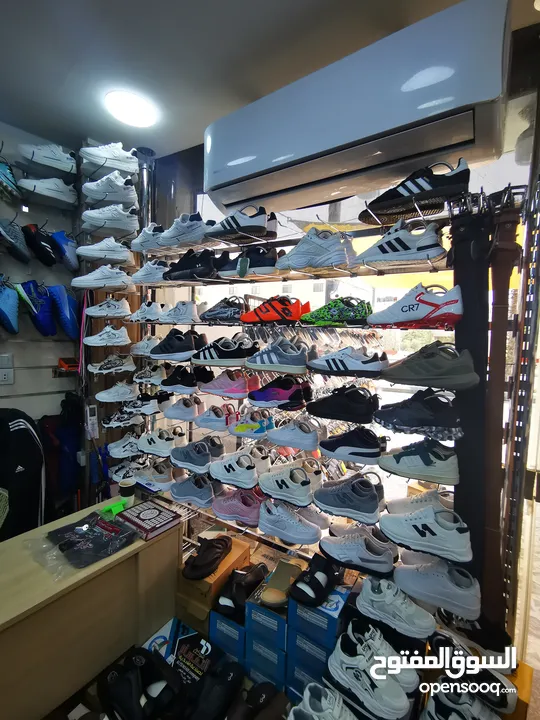 محل أحذيه بكامل الديكور والمعدات والأحذيه