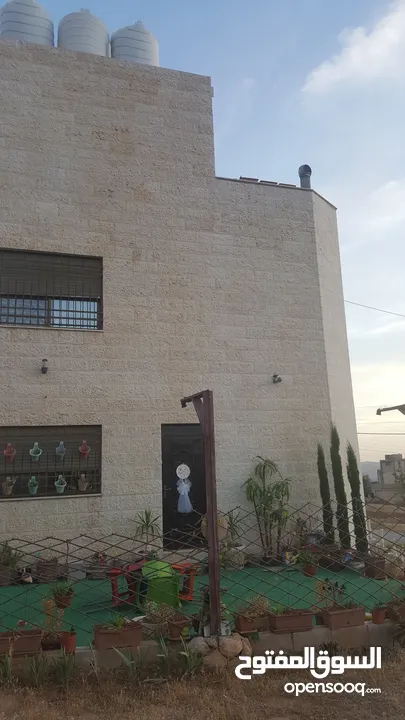 فيلا مميزه ومطلة و مخدومة   علا شارعين للبيع للبيع السعر جيد جدا