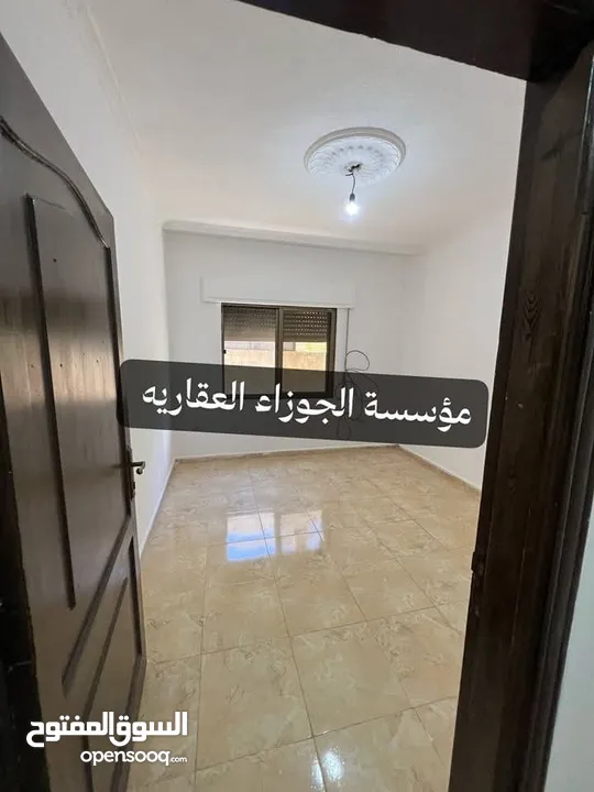 شقة فارغة للايجار في منطقة البنيات طابق شبه ارضي مع بلكونتين