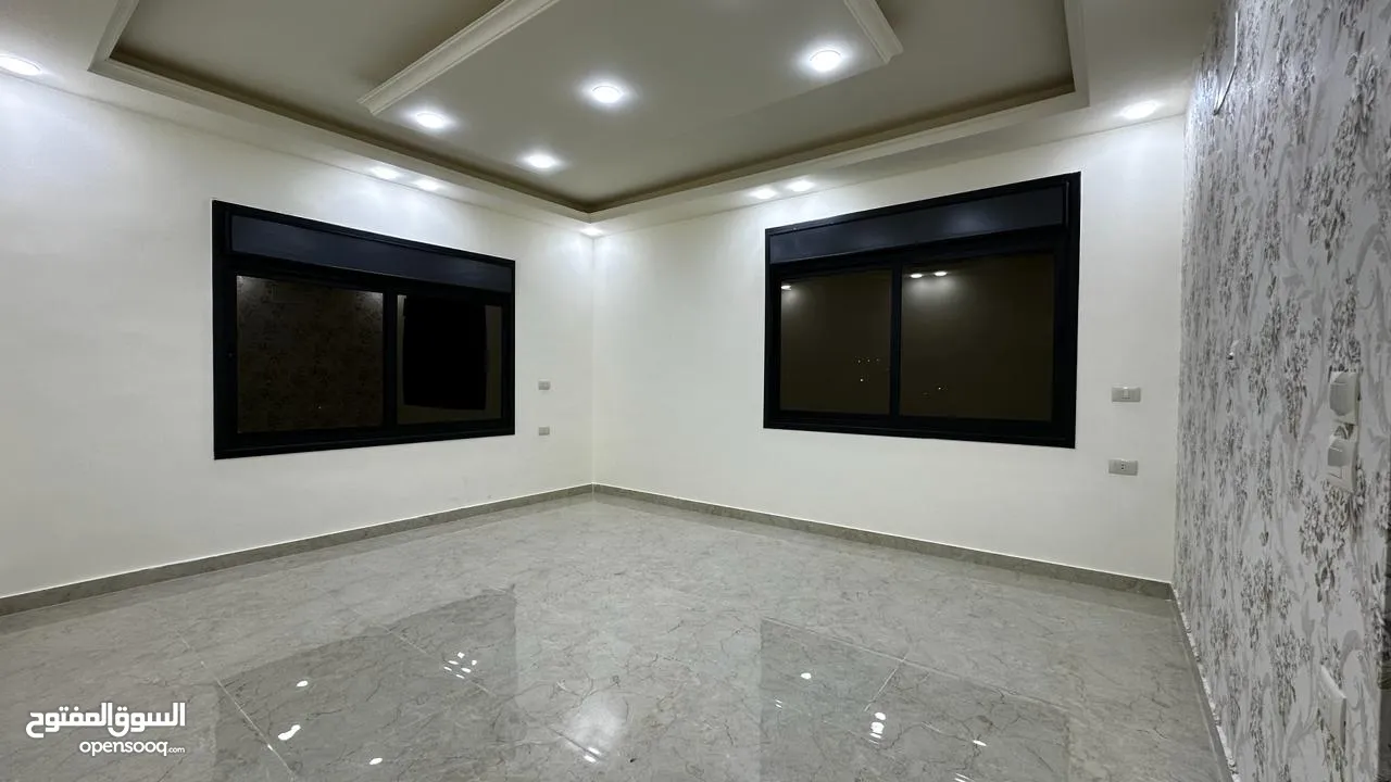 شقة جديدة للبيع طابق ارضي مدخل مستقل مع ساحة قصر العوادين