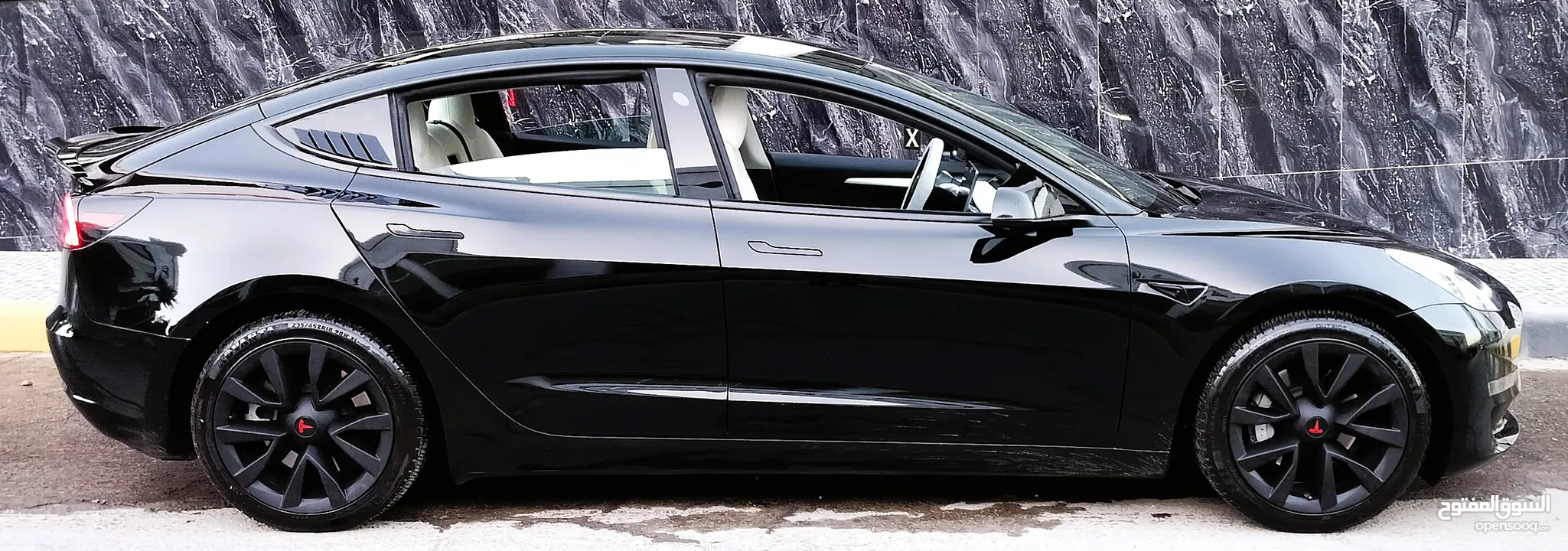 تيسلا 2023 model 3 فحص كامل اوتوسكور لون اسود ملوكي داخلي ابيض بحالة الوكالة بسعر لقطة ومحروووق