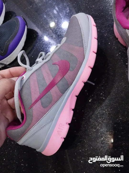 حذاء رياضي نايك NIKE للمشي والجري لمسافات طويله مريح جدا اصلي مقاس 39 استعمال خفيف بحال الوكاله مريح