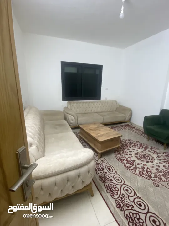 طقم كنب ابيض مع اخضرمستعمل فقط   وفي احتمال المناقشه في السعر