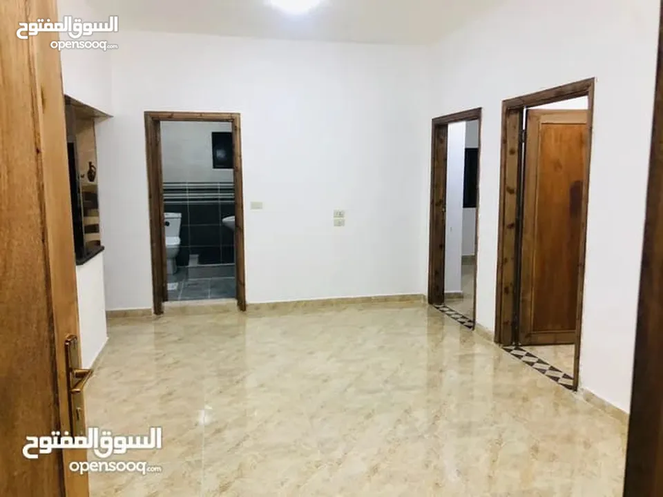 منزل للبيع طابق ارضي وطابقين علويات مكونه من اربع شقق