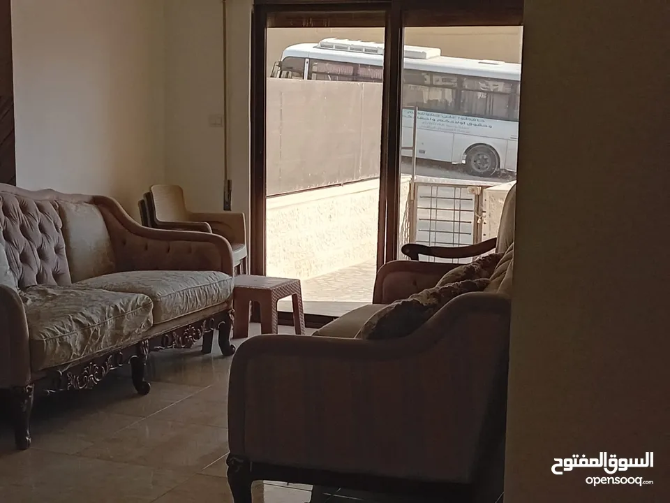 شقه ارضيه مع تراس مفروشه لايجار للعائلات فقد