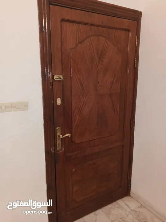 باب بيت  بخشب مميز جدا