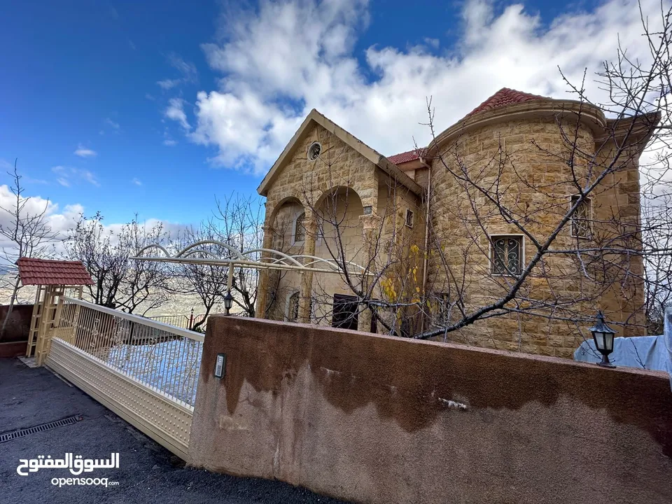 فيلا مميزة للبيع في بحمدون / عالية