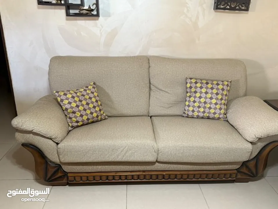 طقم كنب نظيف جدا استخدام خفيف كثير