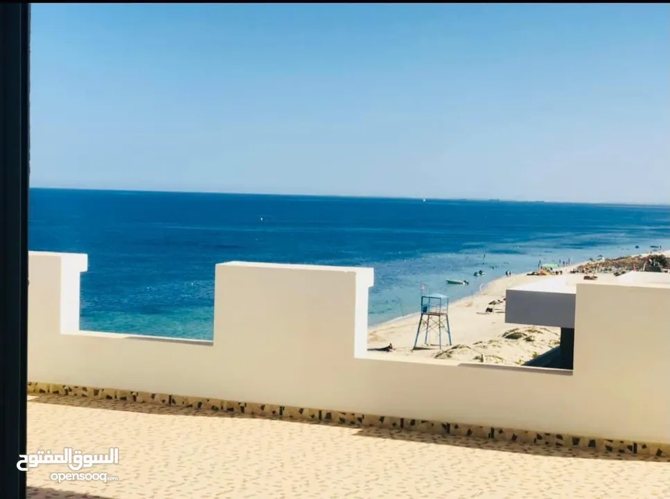 عمارة خمس طوابق بأطلاله على شاطئ البحر بثلاث جهات