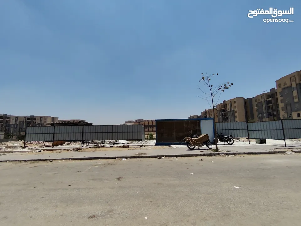 محل تجاري في منطقه 390 فدان في حداىق أكتوبر بجوار ابني بيتك السابعه و مشروع 557 عماره