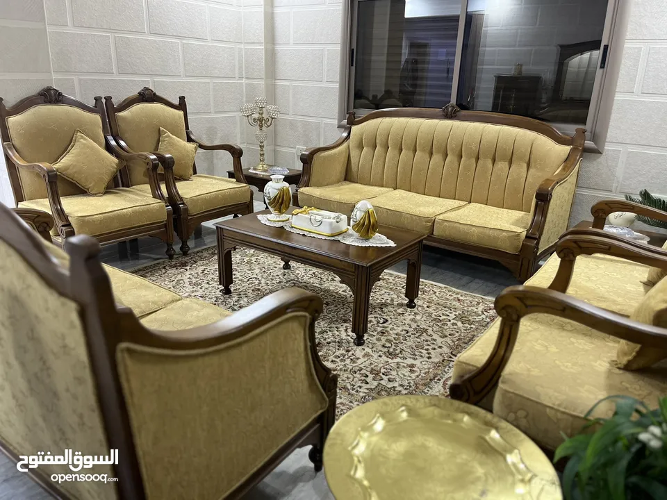 طقم كنب مع سفرة للبيع