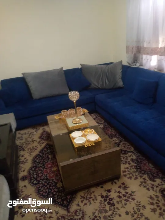 كنب لون ازرق تركواز بحاله جيده