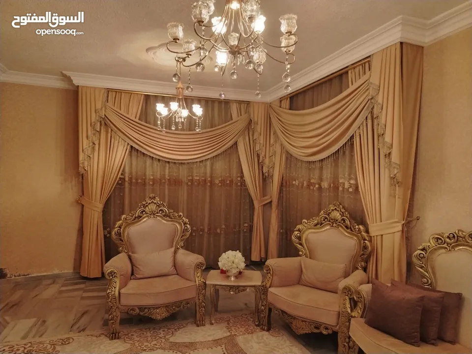 شقة أرضية للبيع في ابو نصير 240م مع مدخل مستقل وكراجين وتشطيبات فاخرة وفرش جديد بسعر مميز و اطلالة