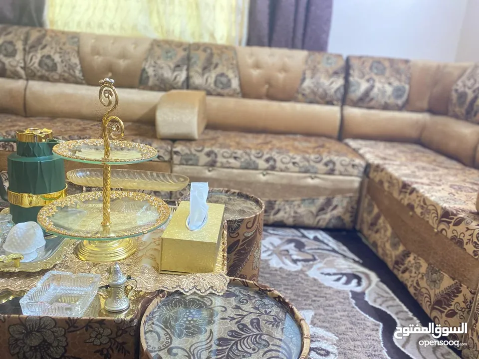 مجلس غرفة ضيوف نادر الاستعمال  3.5×3.5 7 مقاعد مجوز و 3 زوايا و اربع مساند مع طاولة و 4 طربيزات