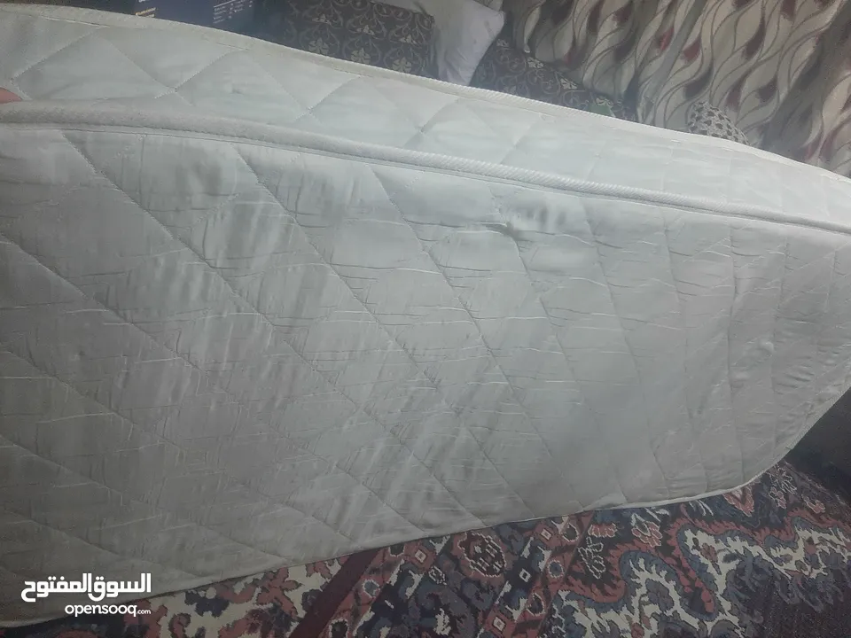 تخت و فرشه