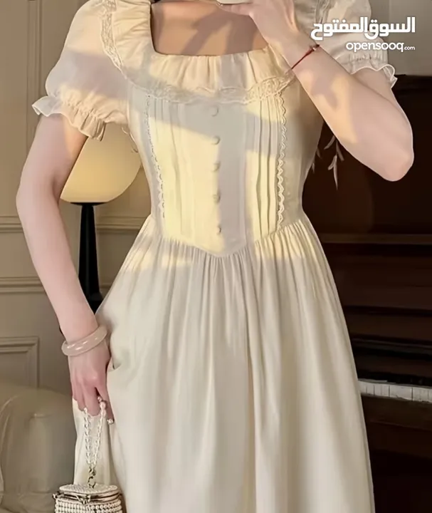 فستان فرنسي كلاسيكي برقبة مربعة
