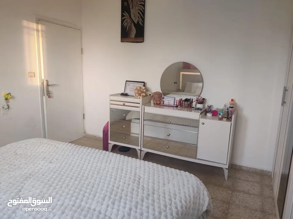 متوفر شقة بطولكرم دوار السلام دخلة ريم البوادي مساحتها 135 ومع بيت الدرج 145  دلكس جاهزة  بدون مصعد