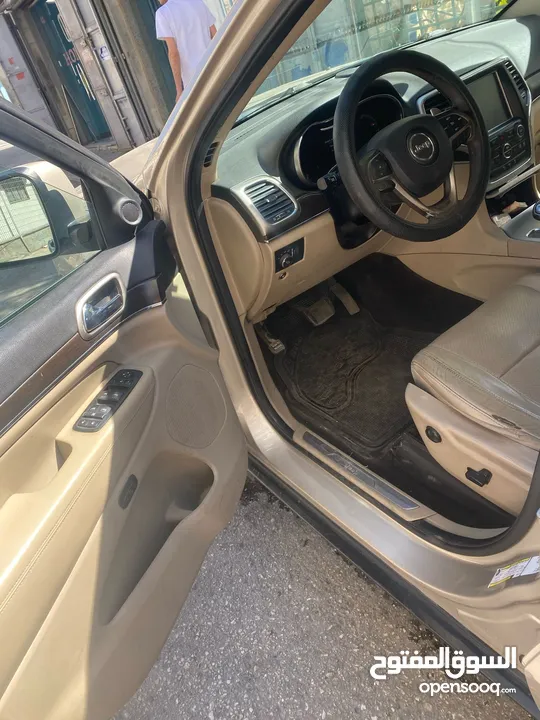 جيب شروكي 2014 دفع رباعي  ماشية 117000كم  4*4دفع رباعي