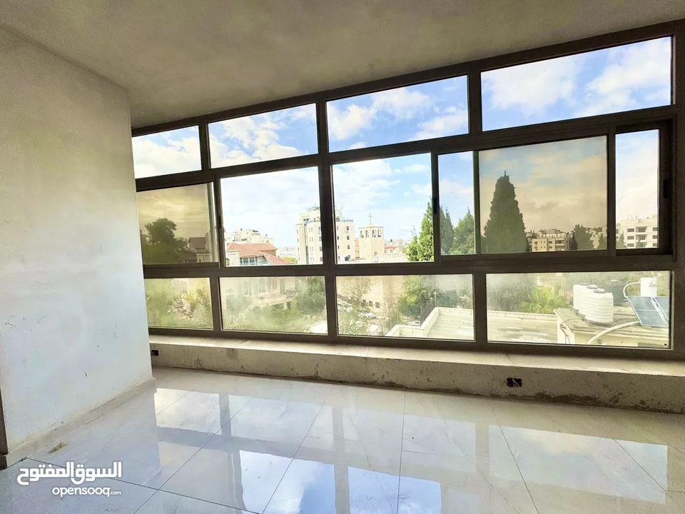 شقة جديدة وموقع مميز