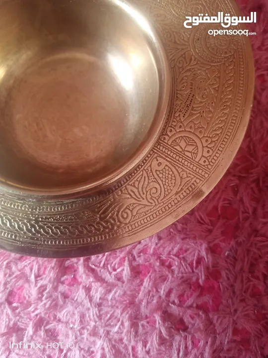 صحن  من النحاس الاصفر لوضع الشمع مزخرف فخم واثنان اصغر