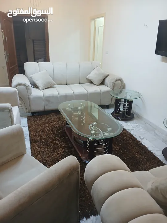 استوديو غرفة وصالة وحمامين وترث كبير