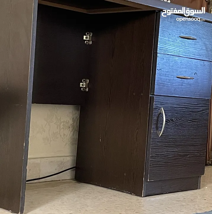 اغراض للبيع مكتب برداية وطاولة ووووو
