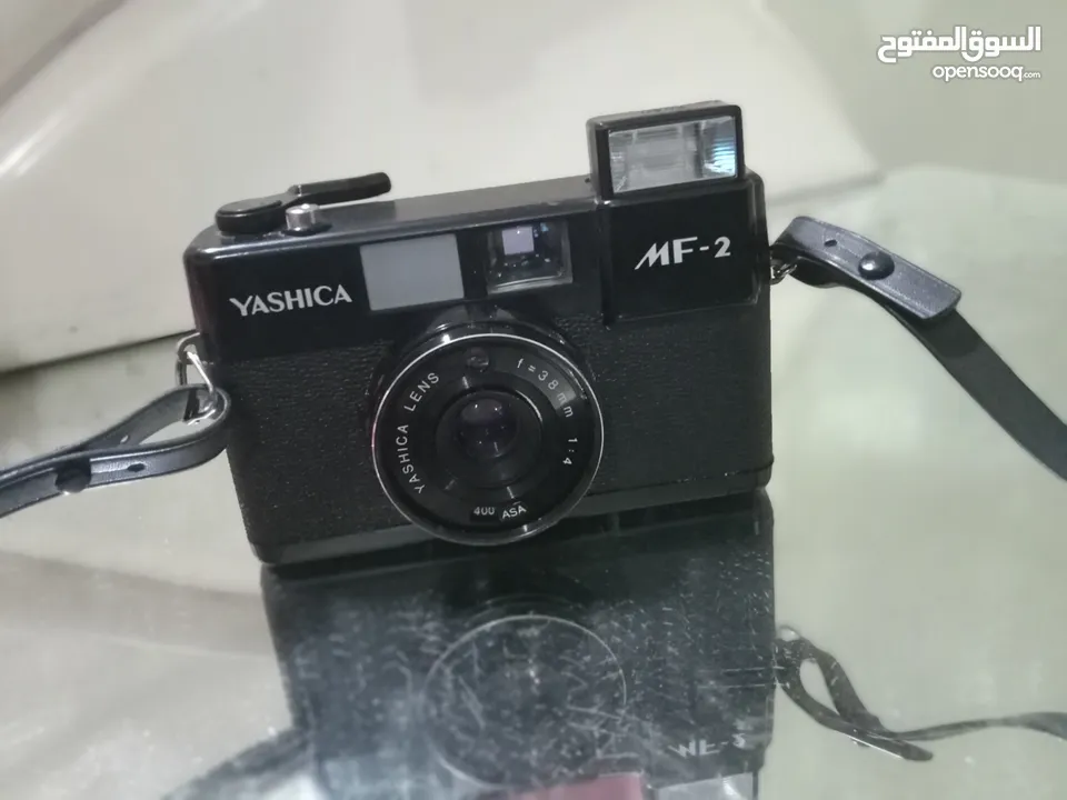 كاميرا ياشيكا يابانى بالجراب الاصلى بفلاش اضاءة  داخلى ببطارية وتستخدم افلام كما بالصور من 45 سنة