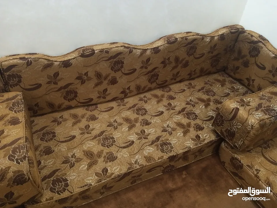 فرش عربي للبيع مستعمل خفيف بحالة الوكالة .