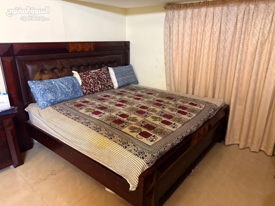 King size very strong bed with American 6 inches of thick mattress