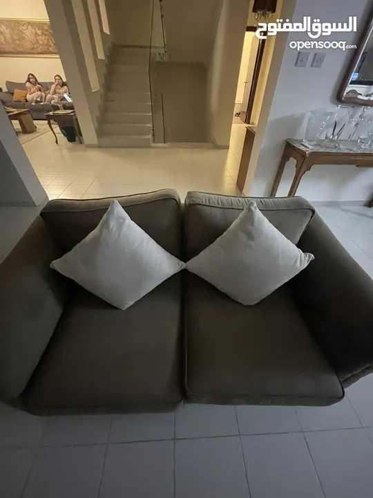 طقم أرائك بني فاخر بحالة شبه جديدة وحدة 2 كراسي وحدة 3 كراسي 160سم و 222سم  السعر قابل لل مفاصلة
