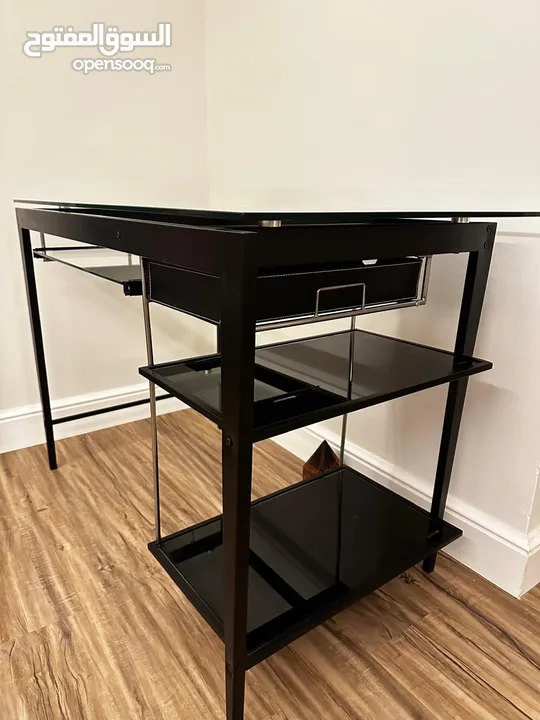 Office table for sale  طاولة مكتب للبيع