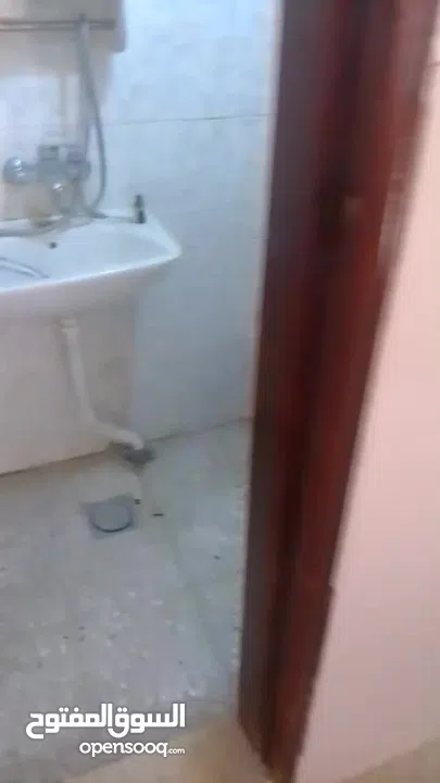 مخزن للبضاعه ويصلح مستودع وبعض الاعمال التجاريه او مقر شركه ....الخ