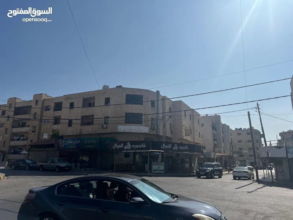 مجمع تجاري في وسط إربد عبارة عن محلات وشقق مع تسوية