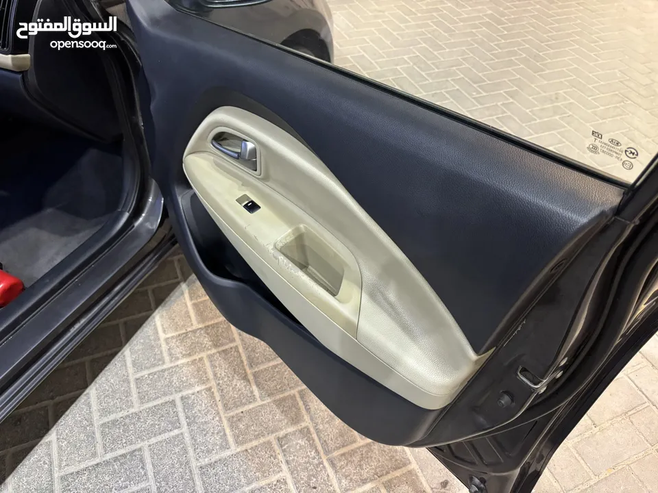 كيا ريو هاتش باك 2013