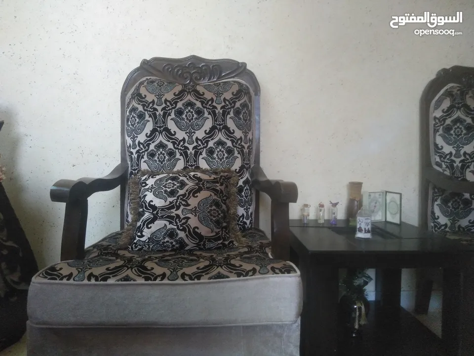 طقم كنب استعمال شهرين  جديد  مع طوايل بس 120وقابل لتفاوض سبب بيع تبديل غرفة لغرفة اطفال