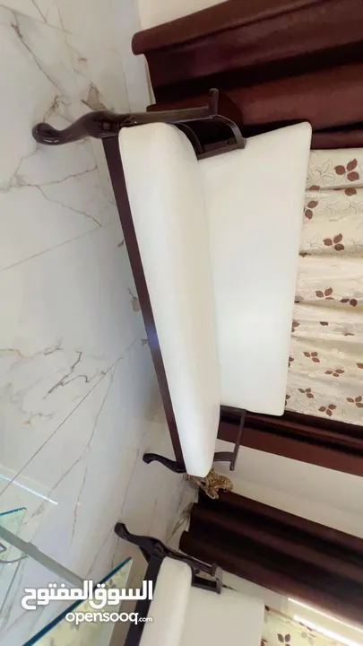 طقم كنب جلد 7مقاعد مع طربيزة سكريت