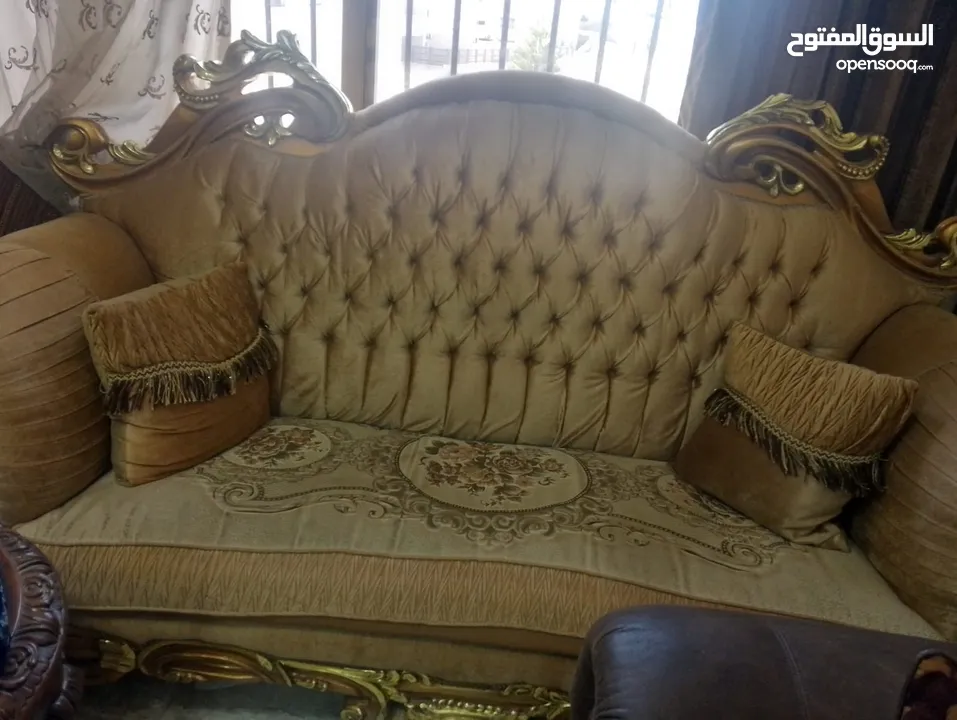 طقم كنب زان مصري بحاله ممتازه ونثريات وتحف